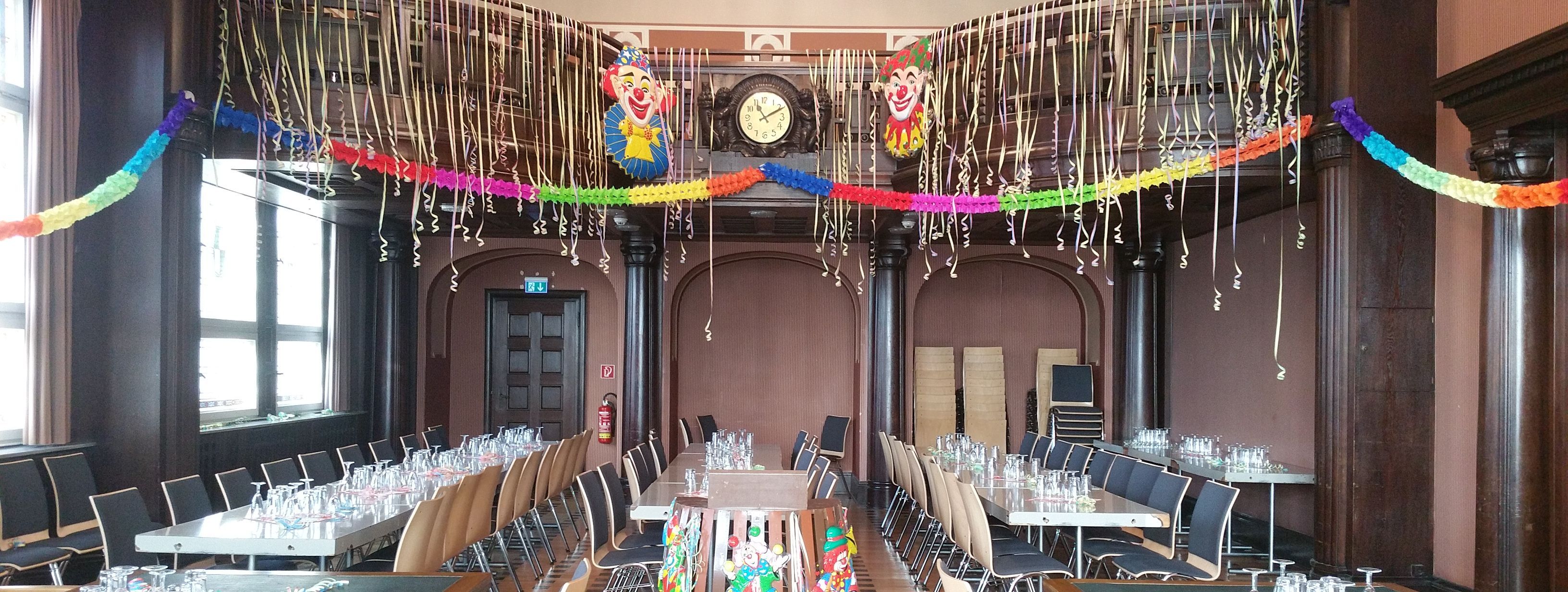 Der alte Ratssaal im Alten Rathaus in Menden ist bunt geschmückt. Von der Tribühne hängen Luftschlangen, in der Mitte des Raumes steht ein Rednerpult.