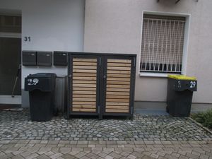 Zwei neue Müllboxen der JVA Bochum aus anthrazit farbigen Stahl und Holz