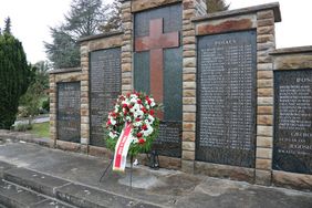 Die Gedänkstätte mitten auf dem Friedhof in Lendringsen.