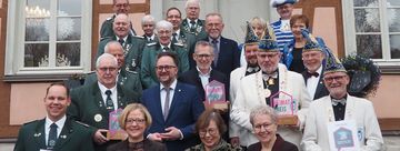 Die Preisträgerinnen und Preisträger gemeinsam mit den Laudatoren vor Gut Rödinghausen