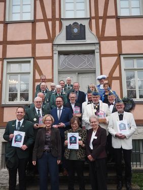 Die Preisträgerinnen und Preisträger gemeinsam mit den Laudatoren vor Gut Rödinghausen