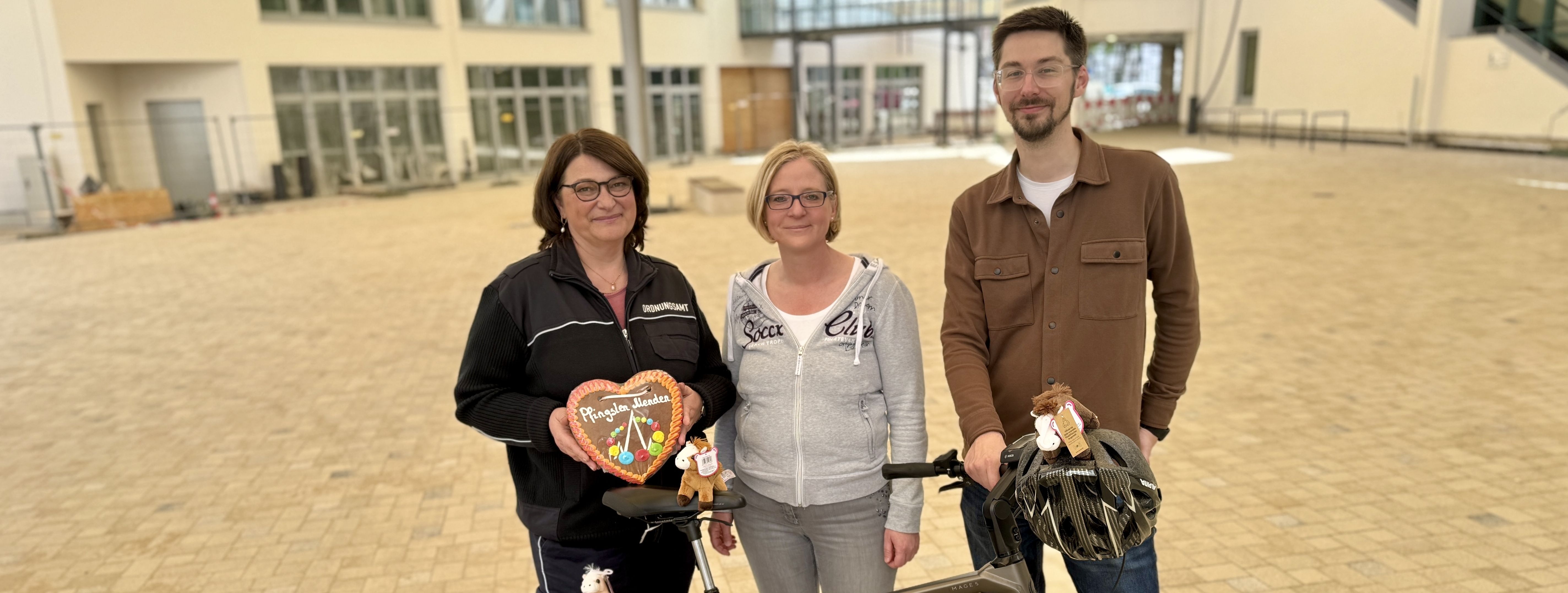 Das Orga-Team der Pfingstkirmes, hier vertreten durch Sabrina Hünnies (li.) und Manuela Schmidt, freut sich gemeinsam mit Klimaschutzmanager Thomas Tokotsch, dass die Pfingstkirmes in diesem Jahr eine große Rolle beim Stadtradeln spielt.