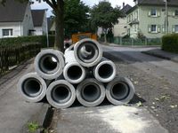 In den meisten Erschließungsstraßen werden Kanalrohre aus Stahlbeton mit Innendurchmessern von 30 bis 40 cm verlegt. Auf dem Bild sind diese vor Ort wie Baumstämme übereinander gestapelt (Foto: Stadtentwässerung).