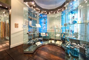 Die Dauerausstellung des Industriemuseums Menden: hier die Hufeisenvitrine aus Glas