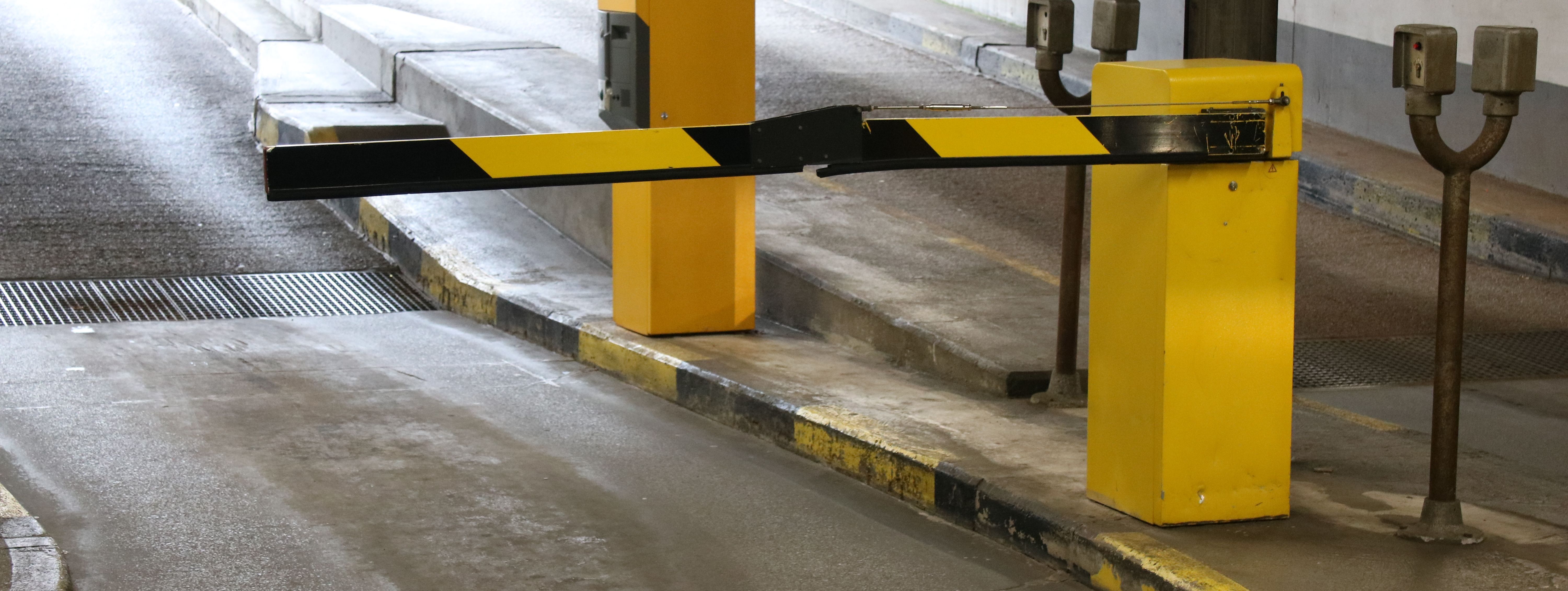 Die Einfahrt zur Tiefgarage unter dem Rathaus am Neumarkt in Menden ist mit einer schwarz-gelb gestreiften Schranke versperrt. Nur, wer auf den grünen Knopf drückt und eine Parkmünze zieht, darf einfahren.