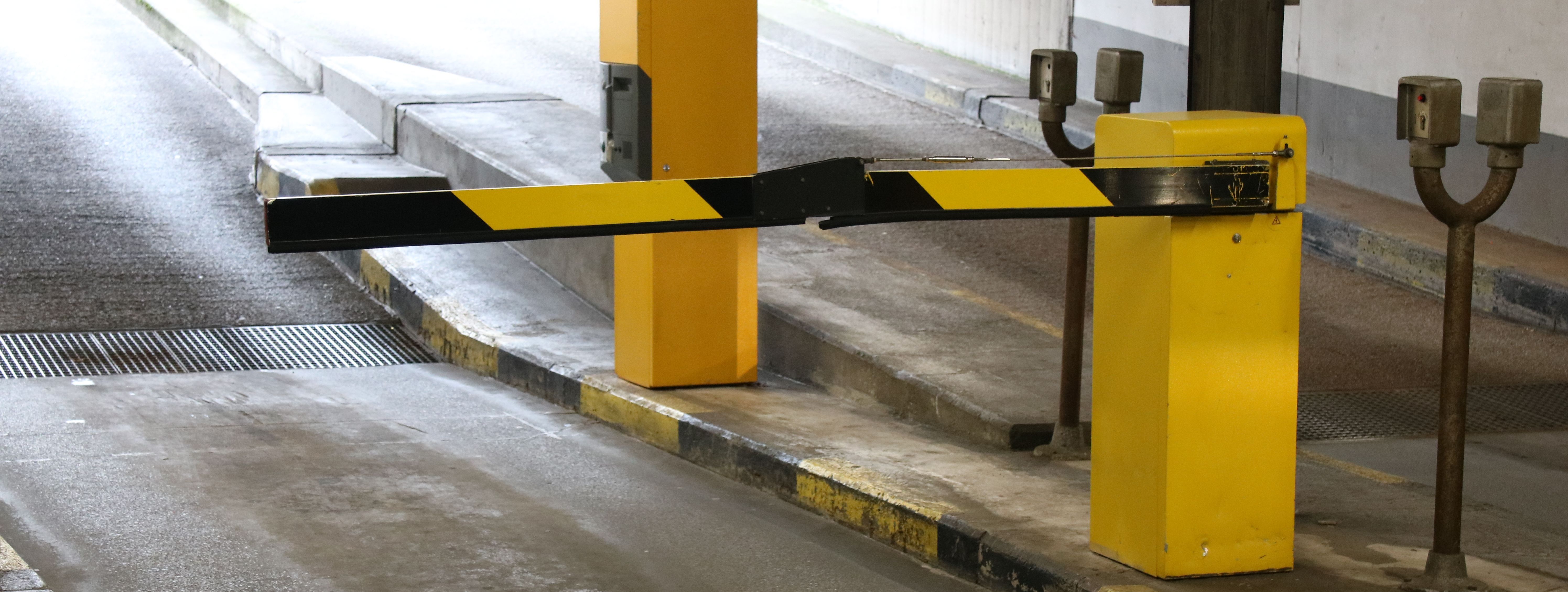 Die Einfahrt zur Tiefgarage unter dem Rathaus am Neumarkt in Menden ist mit einer schwarz-gelb gestreiften Schranke versperrt. Nur, wer auf den grünen Knopf drückt und eine Parkmünze zieht, darf einfahren.