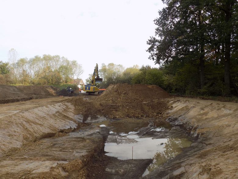 In einem ersten Bauabschnitt für das Gewerbegebiet Hämer Süd wurde u.a. ein Regenrückhaltebecken in Erdbauweise errichtet. Das Becken ist ca. 70 m lang, in der Sohle 8 - 9 m breit und im Mittel etwas über zwei Meter tief, das verfügbare Speichervolumen beträgt rund 475 Kubikmeter (Foto: Stadtentwässerung).