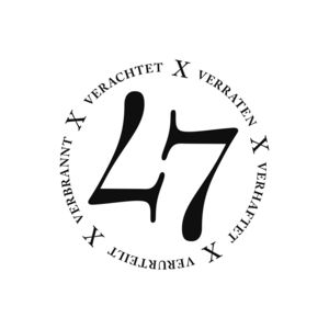 Das Logo zur Ausstellung 47 Hexenschreine zeigt mittig eine geschwungene 47, die man genauso auf dem Kopf lesen kann. Drumherum ein Kreis aus den Wörtern verachtet, verraten, verhaftet, verurteilt und verbrannt.