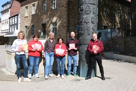 Die Mitarbeitenden des Kulturbüros präsentieren das neue Kulturmagazin