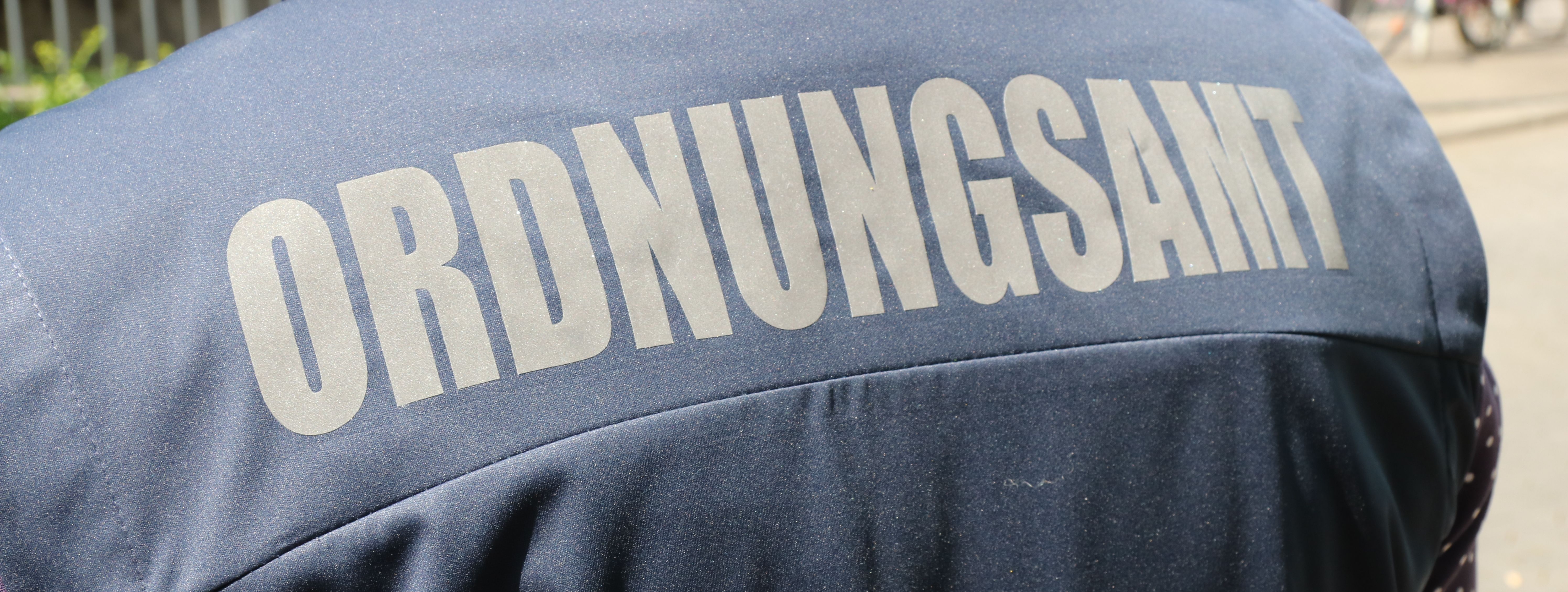 Jacke mit Aufschrift "Ordnungsamt" auf dem Rücken