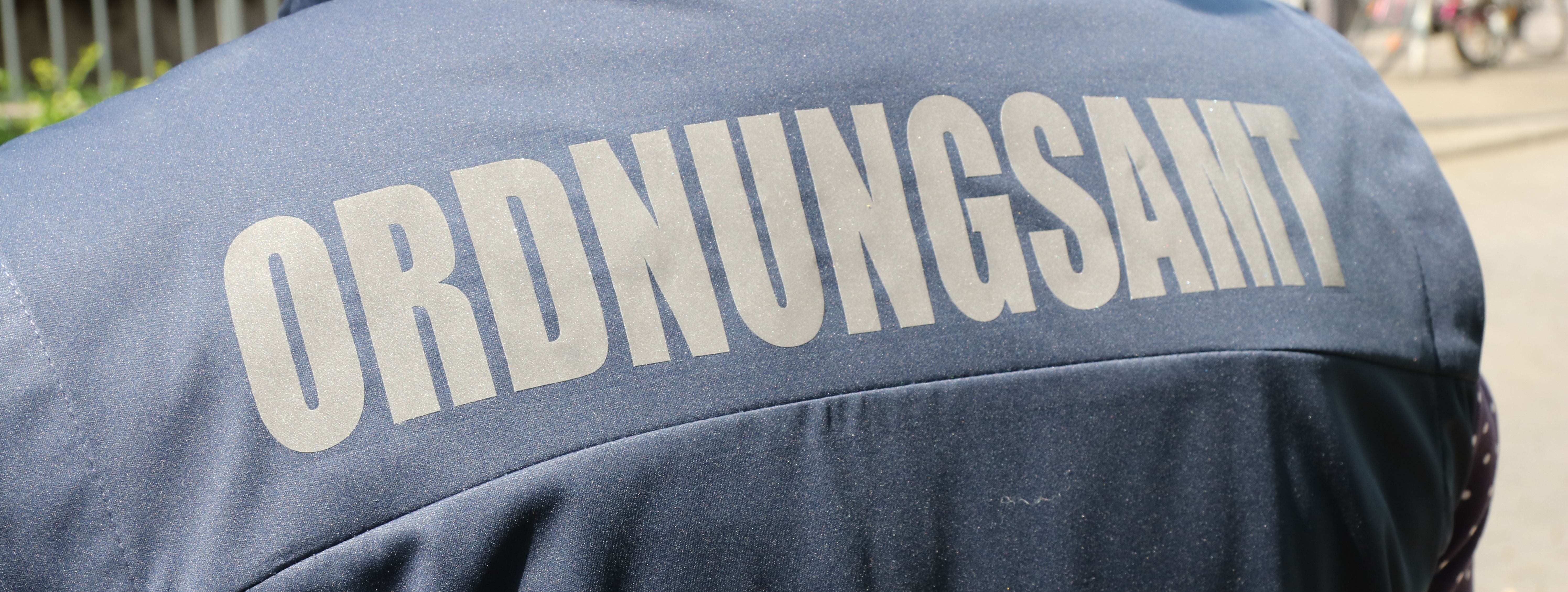 Jacke mit Aufschrift "Ordnungsamt" auf dem Rücken