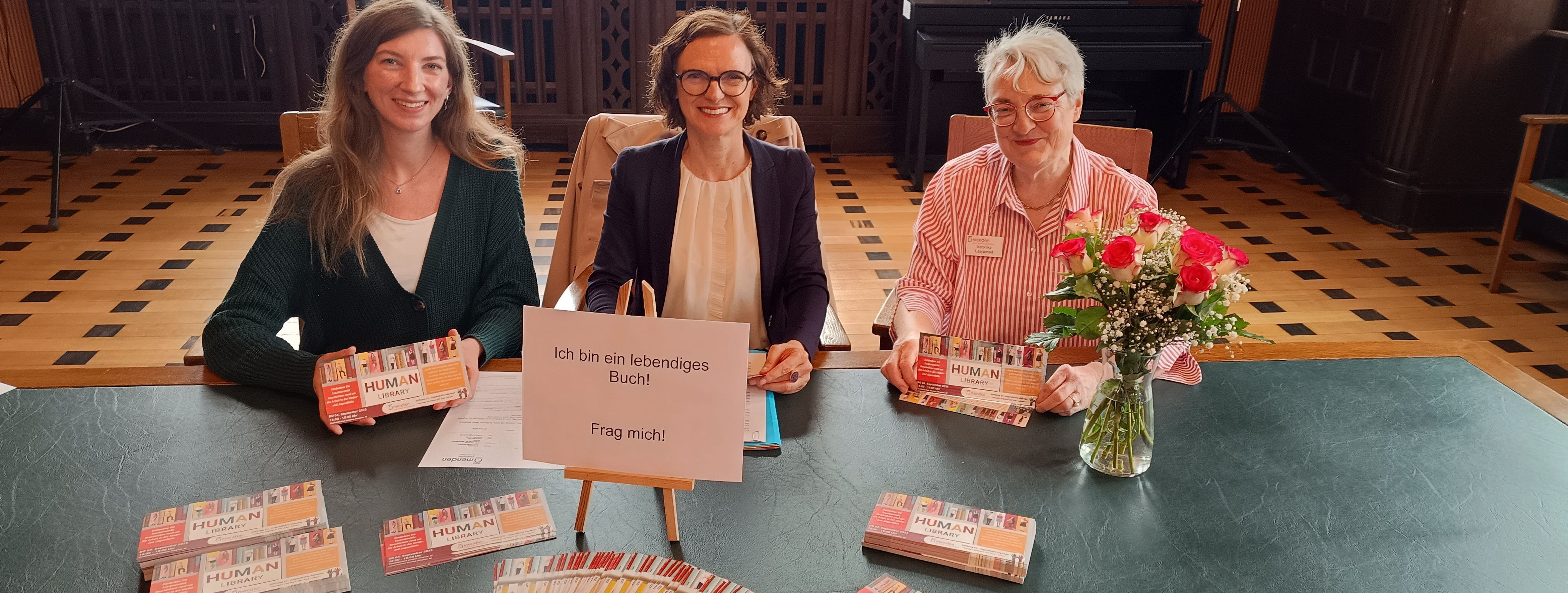 Gina Friedrichs (Bibliothek), Claudia Schirmer (Geschäftsführerin der ev. Jugendhilfe) und Veronika Czerwinski (Leiterin Dorte-Hilleke-Stadtbibliothek)