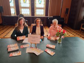 Gina Friedrichs (Bibliothek), Claudia Schirmer (Geschäftsführerin der ev. Jugendhilfe) und Veronika Czerwinski (Leiterin Dorte-Hilleke-Stadtbibliothek)