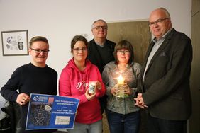 Florian Stracke, Annalena Romberg und Henrike Fiedler überreichen das Friedenslicht aus Betlehem, gemeinsam mit Pastor Uwe Knäpper an Bürgermeister Martin Wächter.