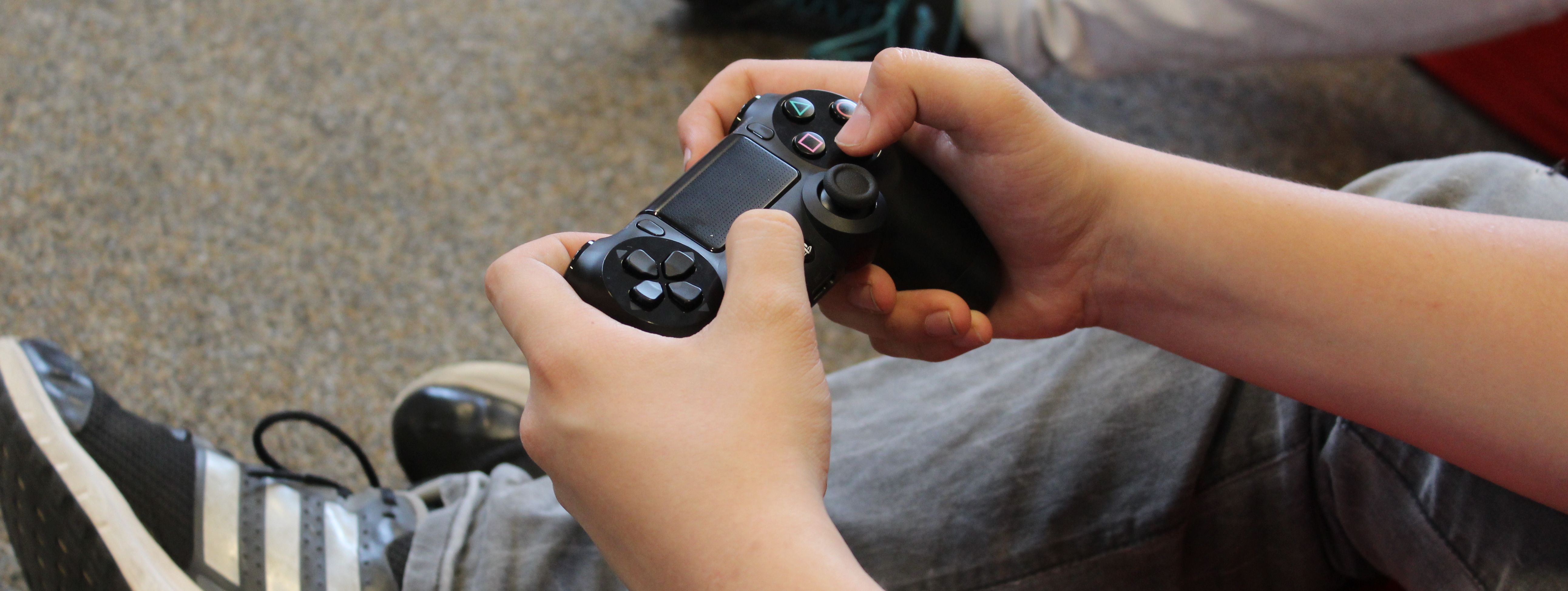 Zwei Hände mit einem Controler für eine Playstation