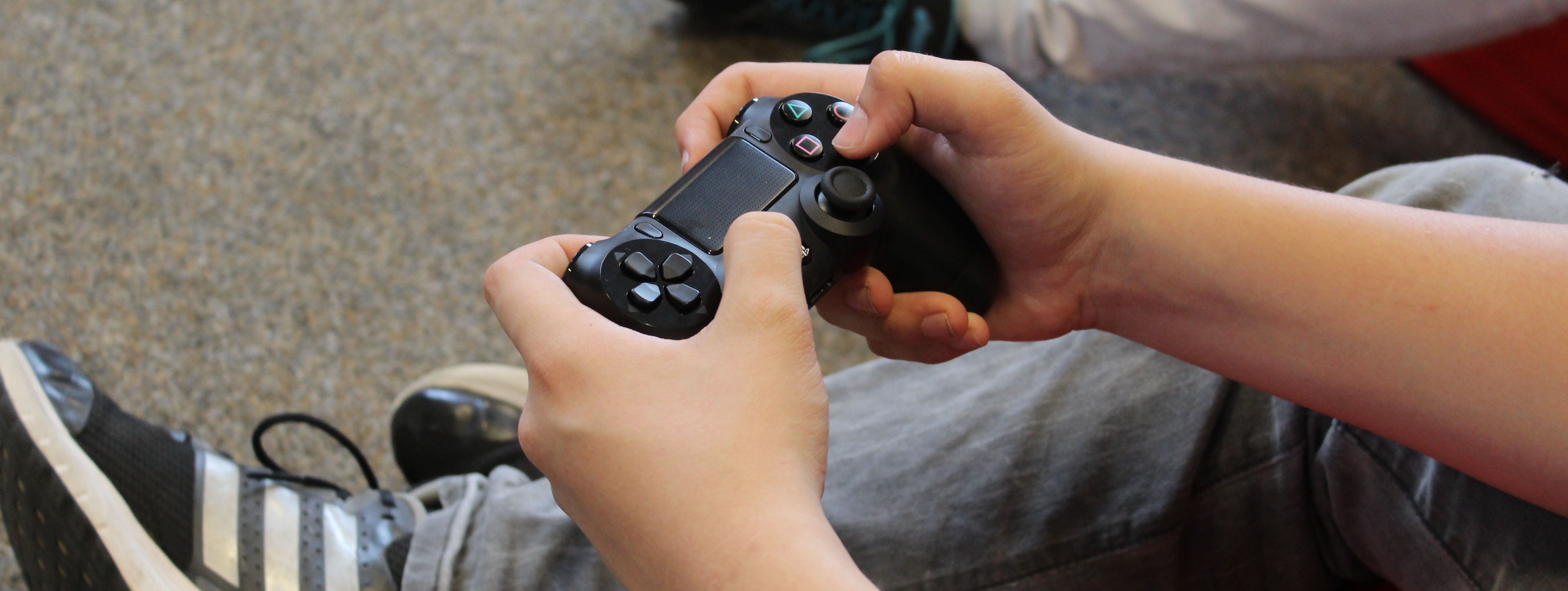 Zwei Hände mit einem Controler für eine Playstation