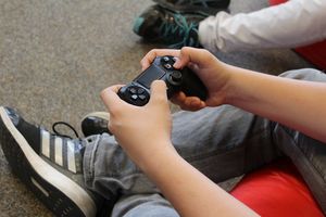 Zwei Hände mit einem Controler für eine Playstation