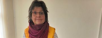 Ute Bauer mit dem Kamishibai-Theater