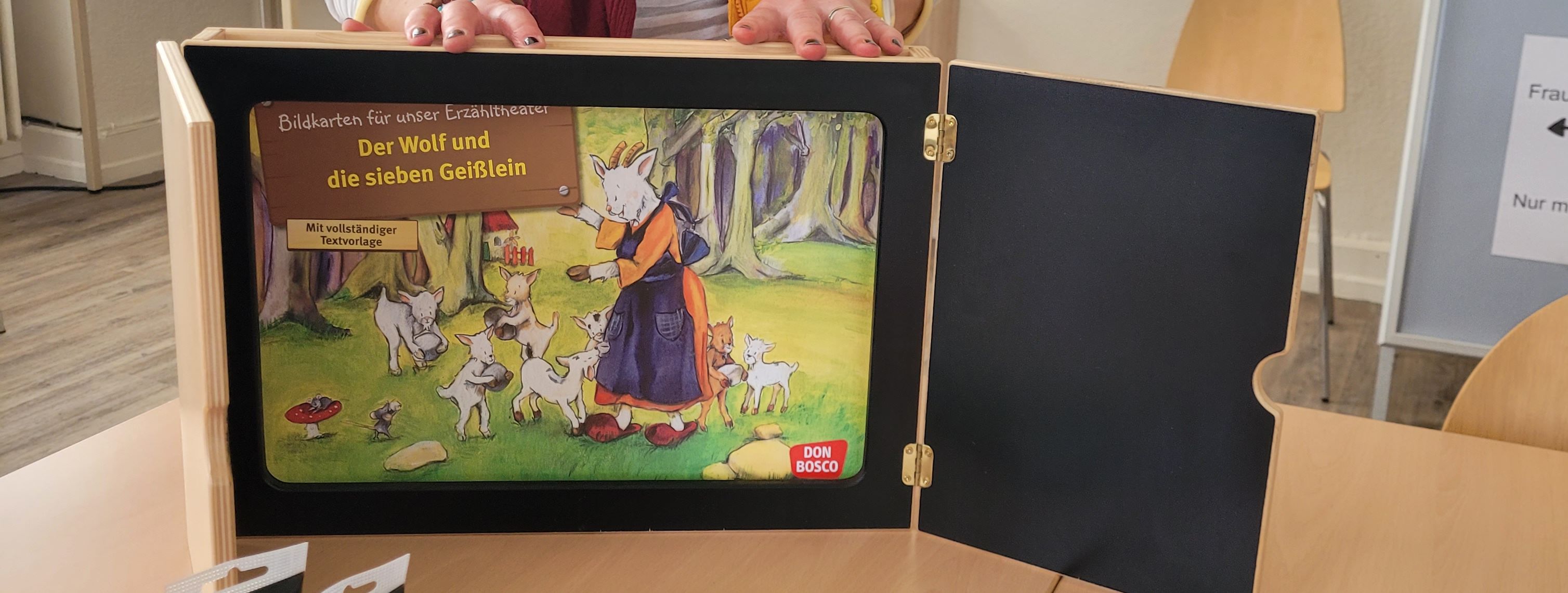 Ute Bauer mit dem Kamishibai-Theater