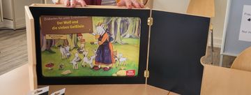 Ute Bauer mit dem Kamishibai-Theater