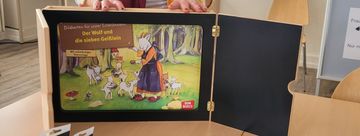 Ute Bauer mit dem Kamishibai-Theater