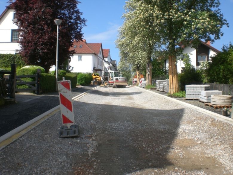 In der Straße "Am Galgenfeld" wurden im Sommer 2013 die Kanalrohre getauscht, anschließend erfolgte der Straßenbau. Die Aufnahme zeigt die aufgeschotterte Straße nach dem Kanalbau und vor dem Asphalteinbau (Foto: Stadtentwässerung).