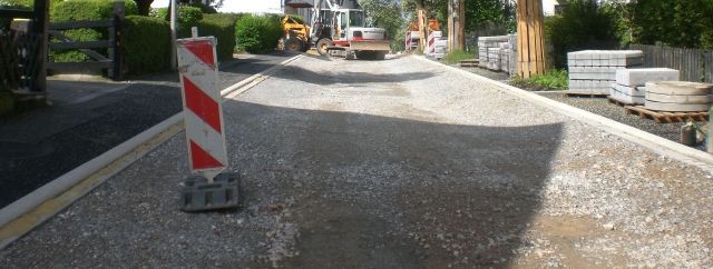 In der Straße "Am Galgenfeld" wurden im Sommer 2013 die Kanalrohre getauscht, anschließend erfolgte der Straßenbau. Die Aufnahme zeigt die aufgeschotterte Straße nach dem Kanalbau und vor dem Asphalteinbau (Foto: Stadtentwässerung).