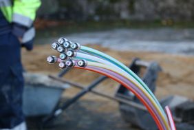 Bunte Glasfaserkabel zum Breitbandausbau