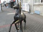 Zu sehen ist das Kirmesdenkmal in Menden beim Alten Rathaus. Es handelt sich um ein Karusselpferd aus Bronze. 