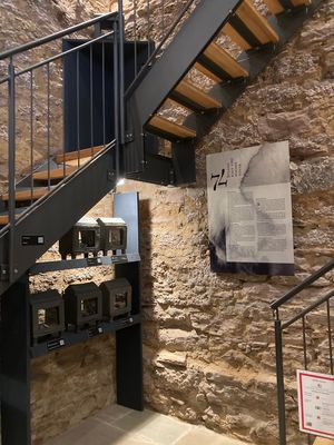 Die Ausstellung der "47 Hexenschreine" im Inneren des Poenigeturms.