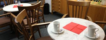 Seniorentreff Innenbereich, Tisch mit Kaffeetassen