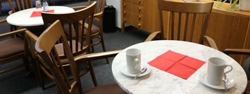 Seniorentreff Innenbereich, Tisch mit Kaffeetassen