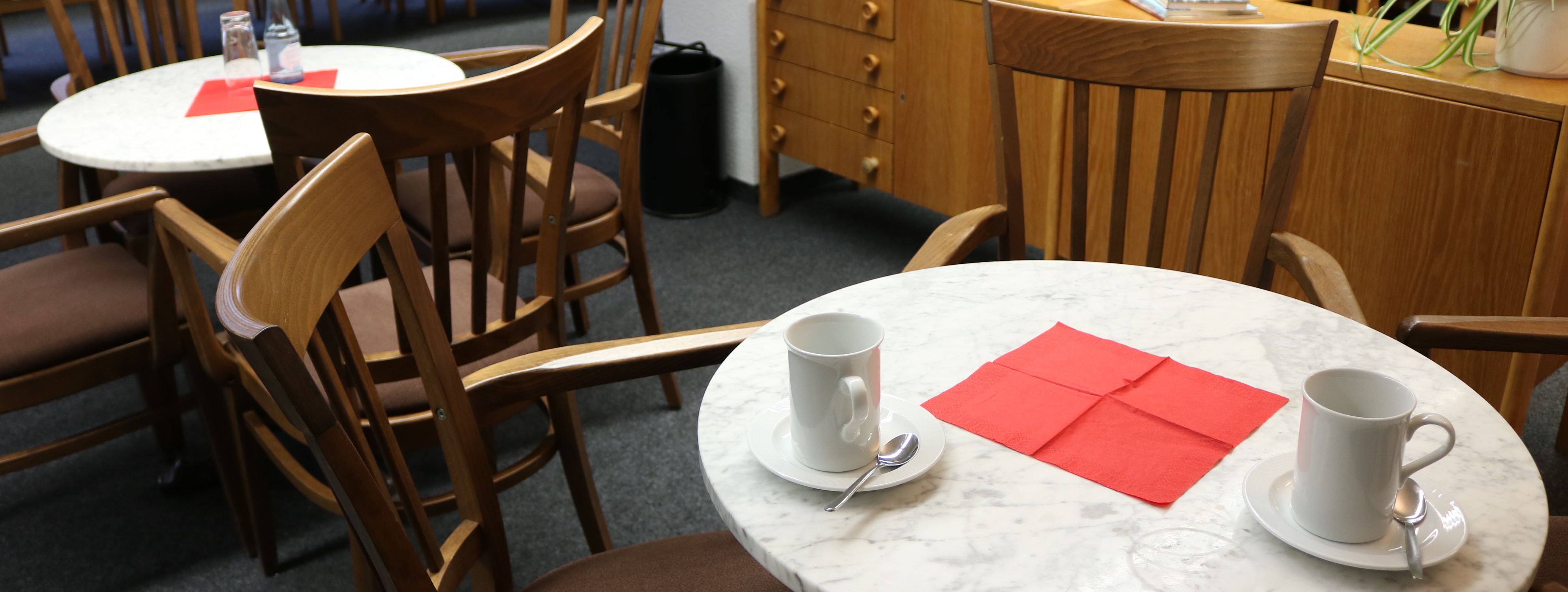 Seniorentreff Innenbereich, Tisch mit Kaffeetassen