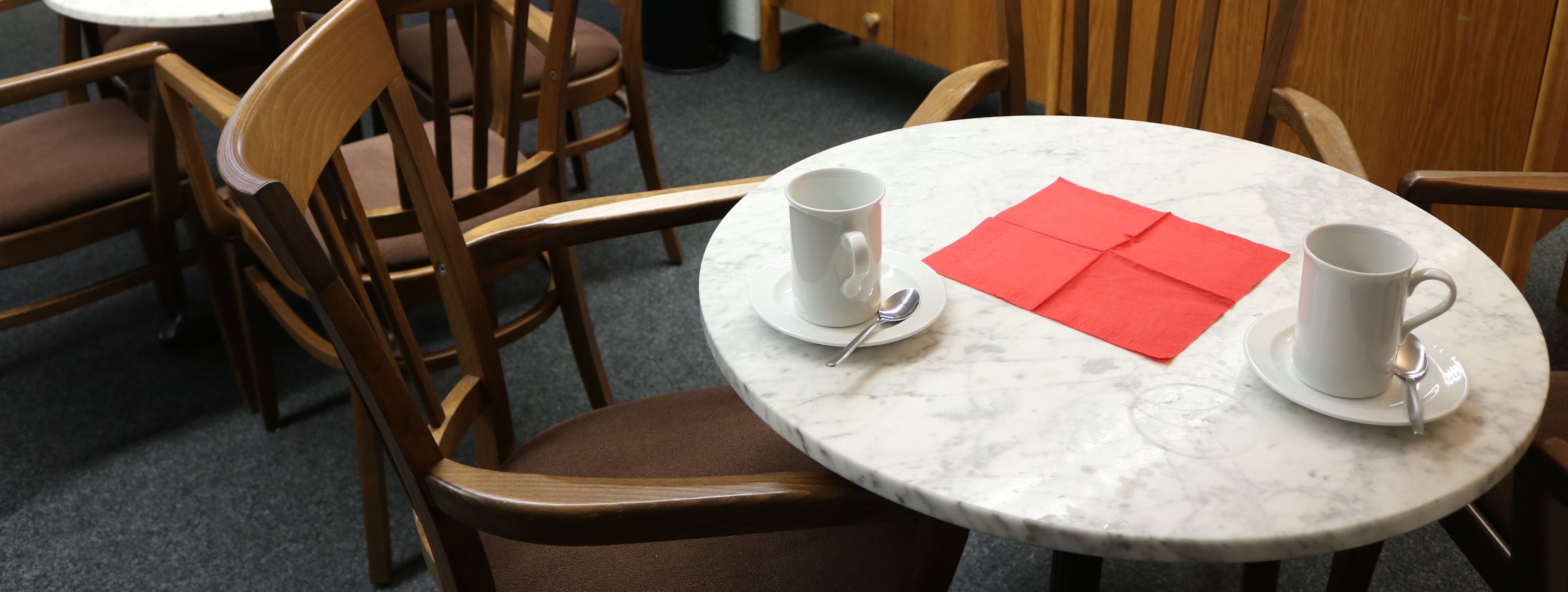 Seniorentreff Innenbereich, Tisch mit Kaffeetassen