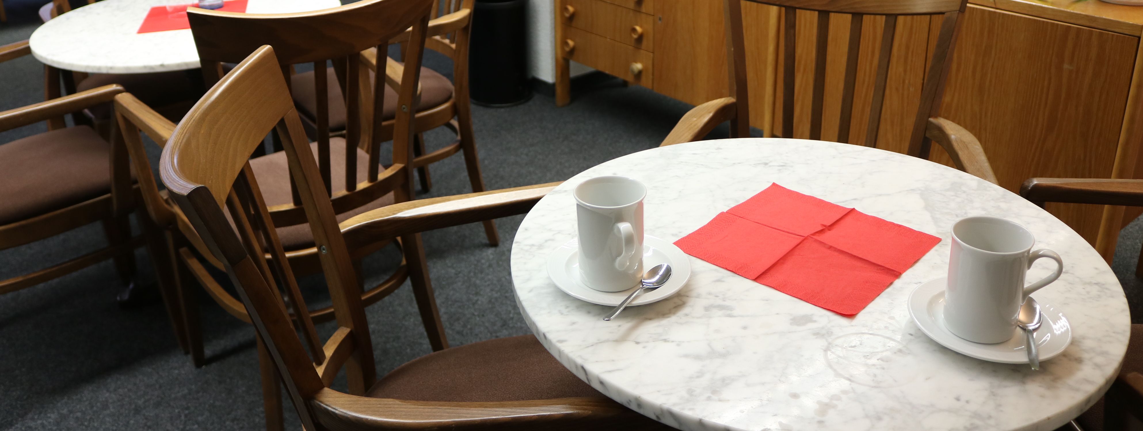 Seniorentreff Innenbereich, Tisch mit Kaffeetassen