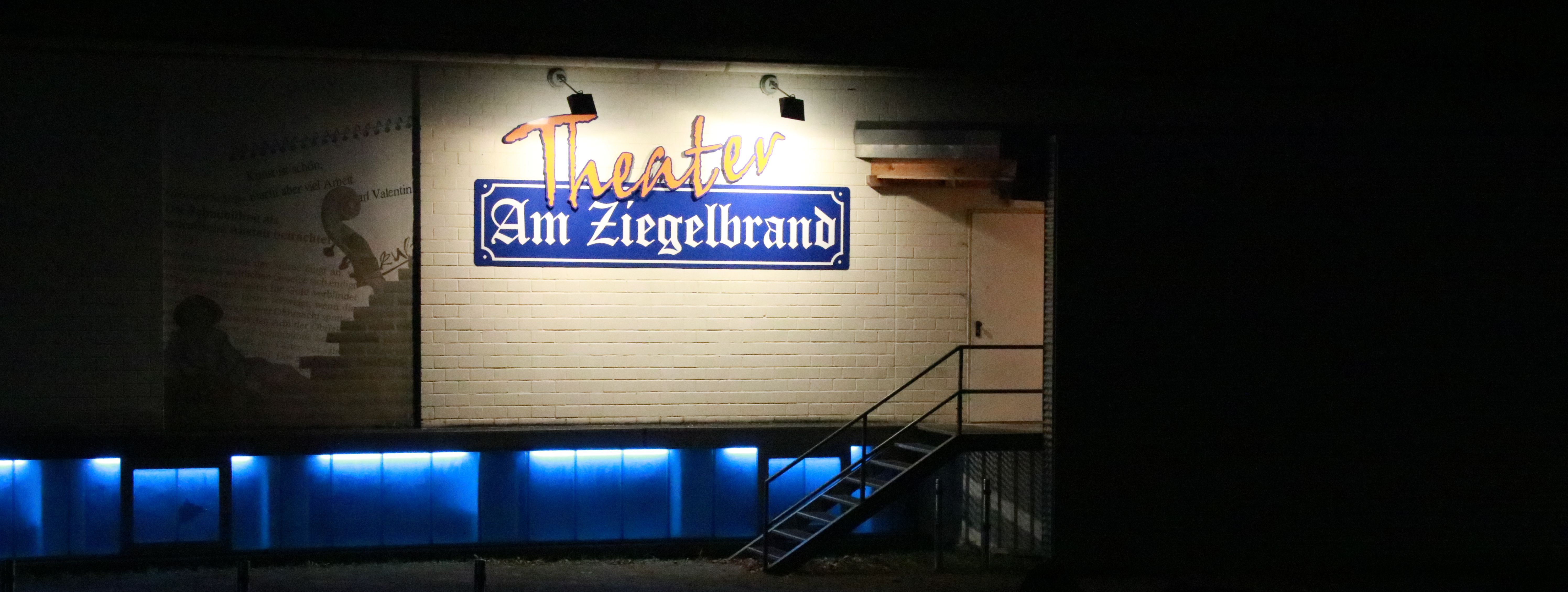 Das Theater Am Ziegelbrand von aussen bei Nacht. Zu sehen ist der beleuchtete Schriftzug am Gebäude.