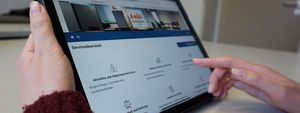 Tablet auf dem das Serviceportal geöffnet ist