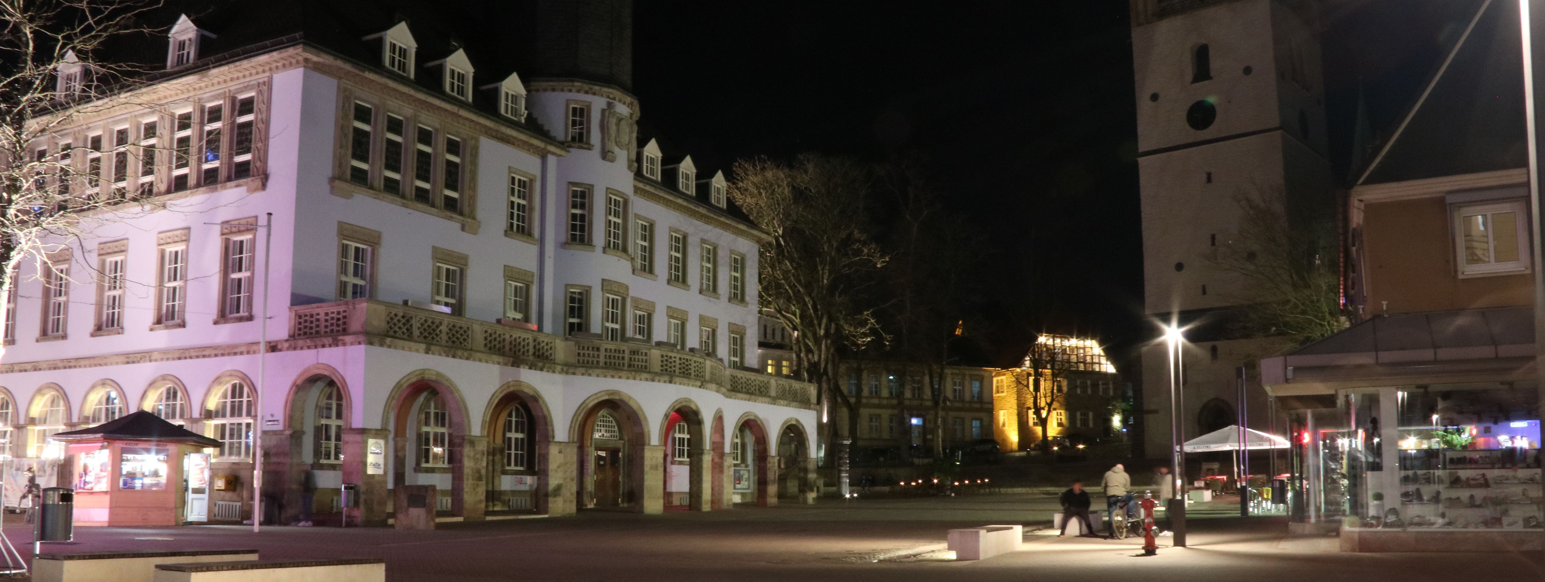 Das Alte Rathaus und der Turm von St. Vincenz im Dunkeln bei der Earth Hour. 