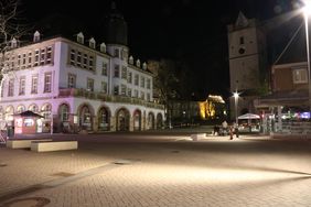 Das Alte Rathaus und der Turm von St. Vincenz im Dunkeln bei der Earth Hour. 
