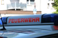 Das Blaulicht auf dem Dach eines Notarztwagens der Feuerwehr.