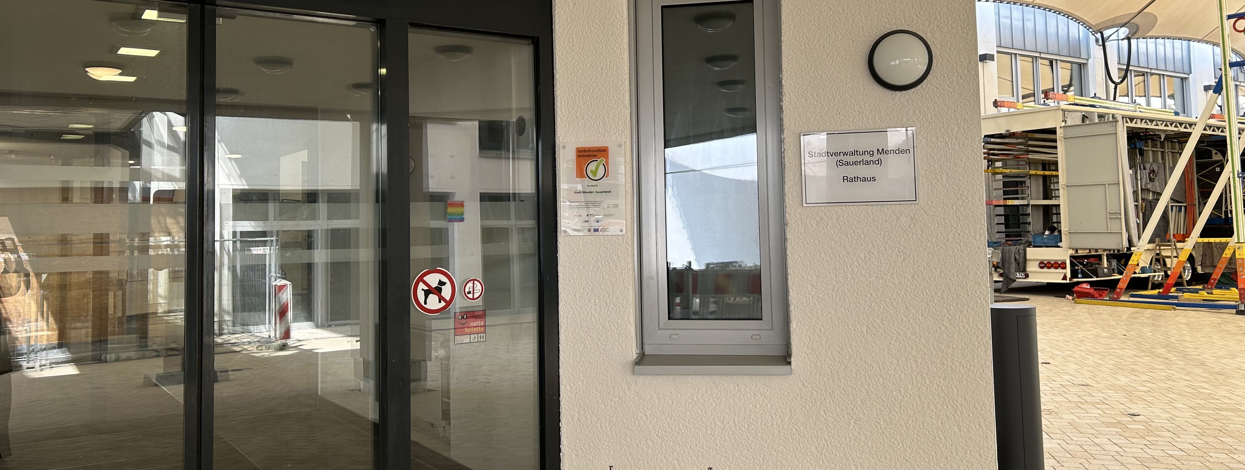Der Haupteingang des Neuen Rathauses unter dem Zeltdach