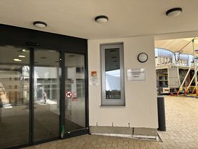 Der Haupteingang des Neuen Rathauses unter dem Zeltdach