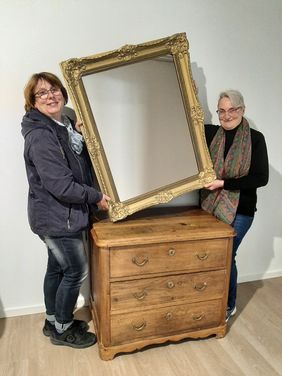 Sabine Hildebrand (li.) und Veronika Czerwinski präsentieren die ersten Vintage-Möbel, die in die neue Bibliothek einziehen werden.