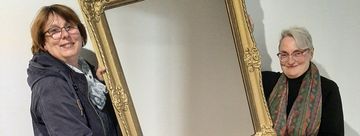 Sabine Hildebrand (li.) und Veronika Czerwinski präsentieren die ersten Vintage-Möbel, die in die neue Bibliothek einziehen werden.