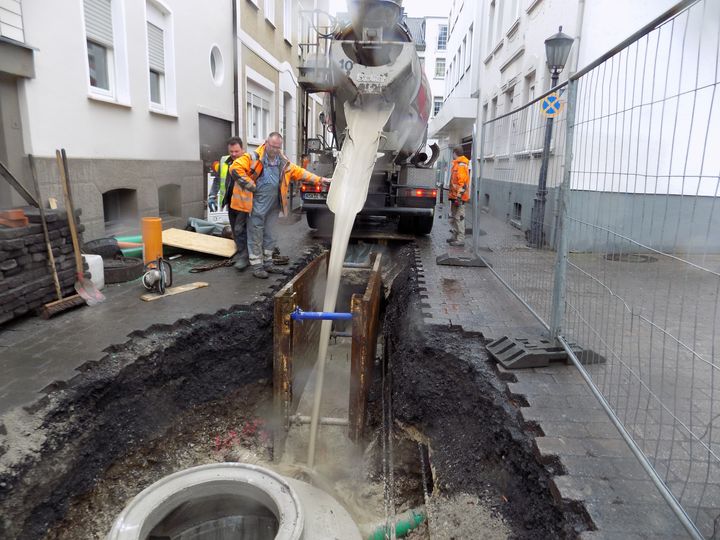 Im Zuge der Innenstadtsanierung wurden 2017 u.a. in der Hoch- und Wasserstraße neue Kanäle verlegt. Im Gegensatz zur sonst üblichen Vorgehensweise erfolgte die Umhüllung der Rohre mittels Flüssigboden, der wie Beton mit einem Misch-LKW angefahren und vor Ort ausgegossen wird. Nach Verhärtung bleibt das Material aber spatenfest und kann hinterher wieder mittels Bagger oder auch mit der Schaufel gelöst werden.