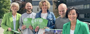 Die Mitarbeiterinnen und Mitarbeiter des Kulturbüros präsentieren das Kulturmagazin 2025/26 auf dem Balkon des Alten Rathauses.
