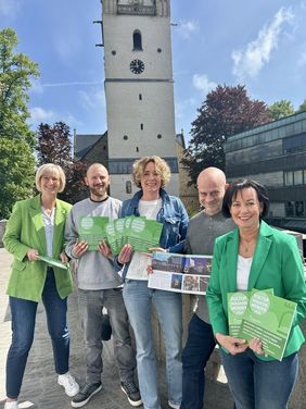 Die Mitarbeiterinnen und Mitarbeiter des Kulturbüros präsentieren das Kulturmagazin 2025/26 auf dem Balkon des Alten Rathauses.