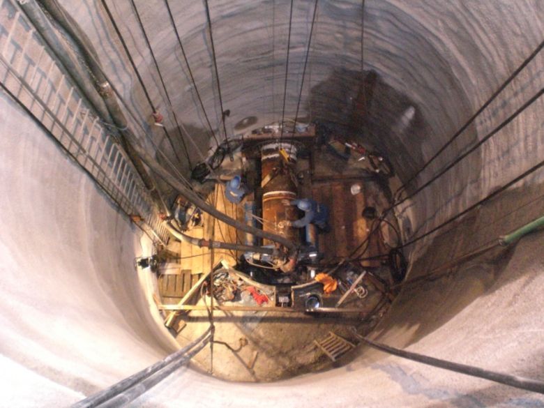 Der Kanal am Ende der Sudetenstraße in Richtung Wannebachtal wurde 2012/13 mittels Rohrvortrieb erneuert. Der Vortrieb erfolgte von einer rund 12m tiefen Baugrube aus. Das Bild zeigt die Vortriebsgrube von oben. Die Wände sind mit Stahlmatten und Spritzbeton gesichert, am Boden steht die eigentliche Vortriebsmaschine, mit der die Kanalrohre in die Erde eingebracht werden (Foto: Stadtentwässerung).