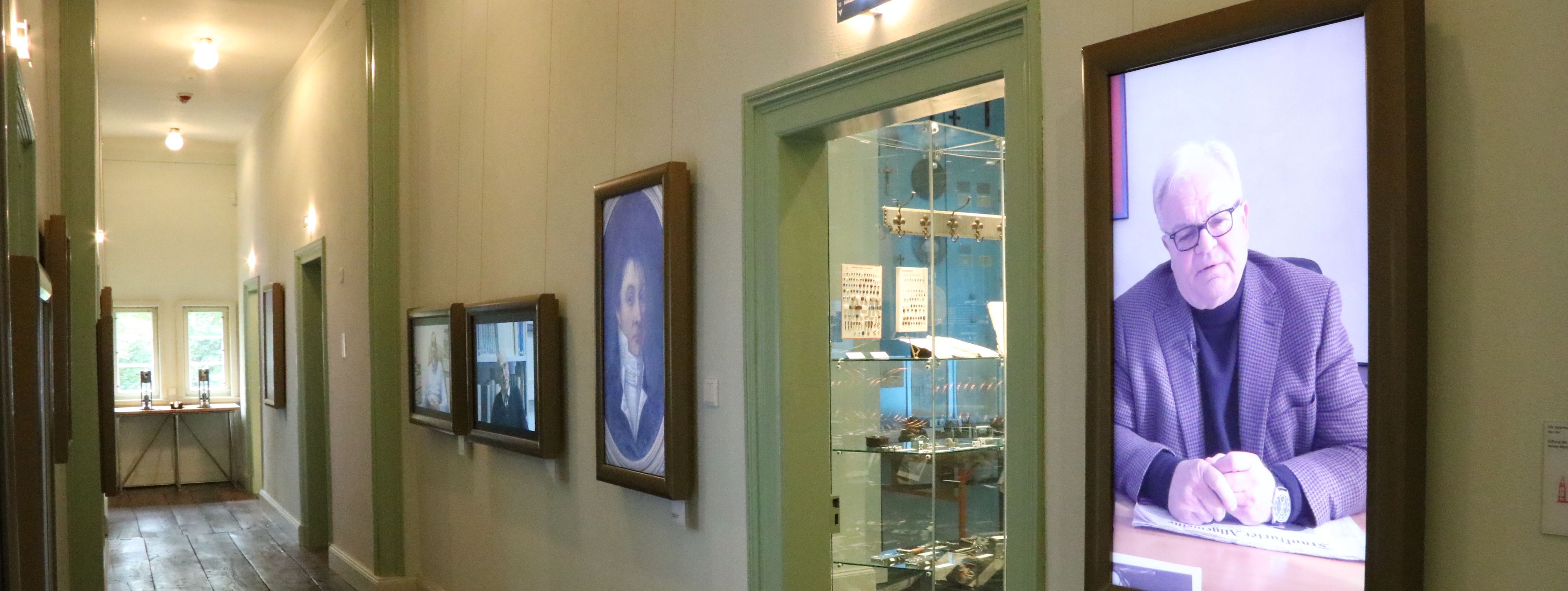 Innenansicht Industriemuseum Menden - Flur der sprechenden Gemälde