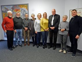 (v.l.) Peter Amsler, Klaus Hoßbach und Heinz Hartmann vom Partnerschaftsverein, Virginia Liutikaite als Dolmetscherin, Regina Balciuniene und Daiva Gecevice von der Leitung des kirchlichen Altenheims in Plunge. Neben Bürgermeister Martin Wächter: Ulla Amsler vom Partnerschaftsverein Menden – Plunge und der frühere Plunger Dechant Julius Mesauskas.